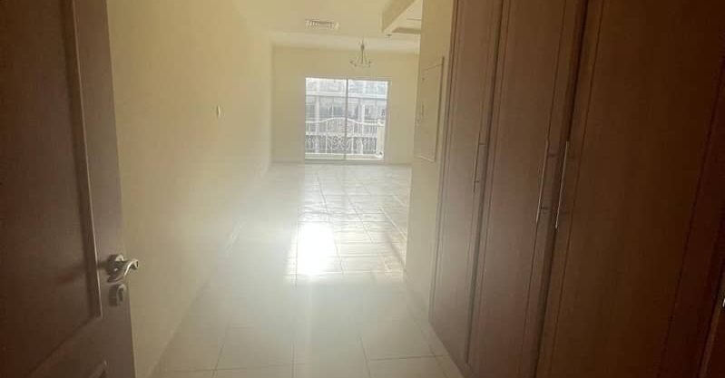 UNFURNISHED – ONE BEDROOM – SPACIOUS UNIT